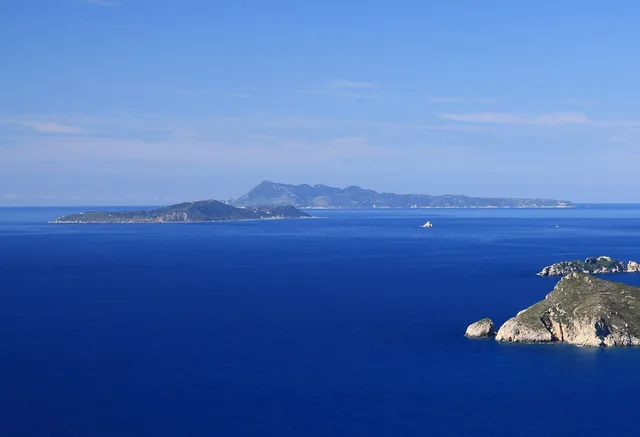 Το Μαθράκι, με τους Οθωνούς στο βάθος.