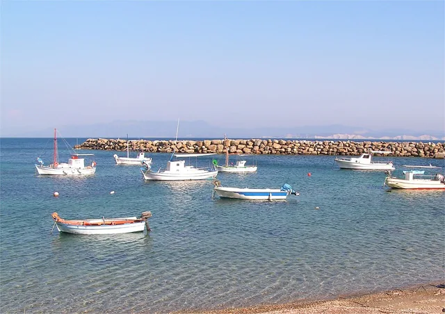 Το Πόρτο της Ερείκουσας, με την Κέρκυρα στο βάθος.