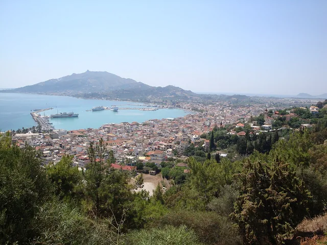 Η πόλη της Ζακύνθου από το κάστρο.
