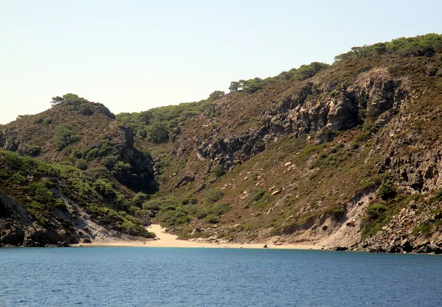 Παραλία στη βορειοανατολική ακτή του Γυαλιού.