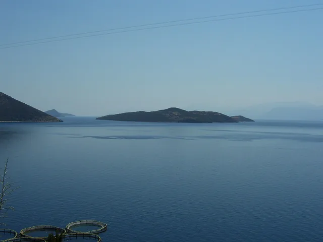 Τα Τριζόνια στον Κορινθιακό κόλπο.