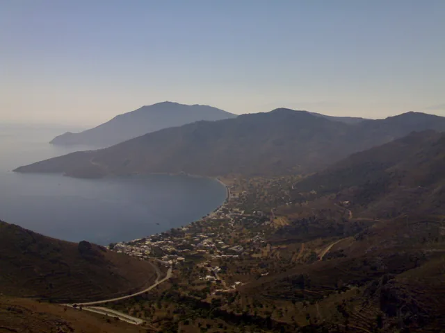 Τα Λιβάδια, το λιμάνι της Τήλου.