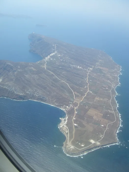 Αεροφωτογραφία της Θηρασίας από βορρά προς νότο.