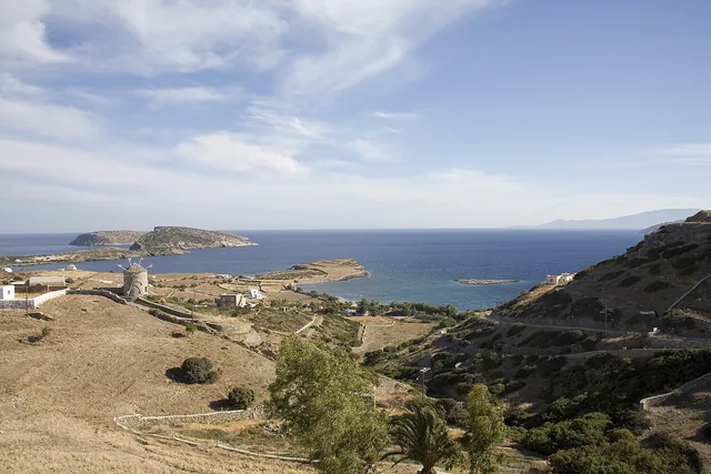 Το λιμάνι της Σχοινούσας από τη θάλασσα.