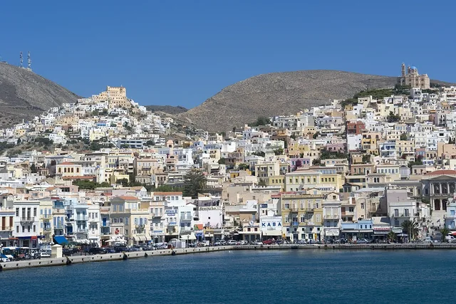 Η Ερμούπολη και η Άνω Σύρος.