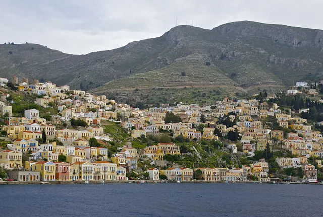 Τα πολύχρωμα σπίτια της Σύμης.