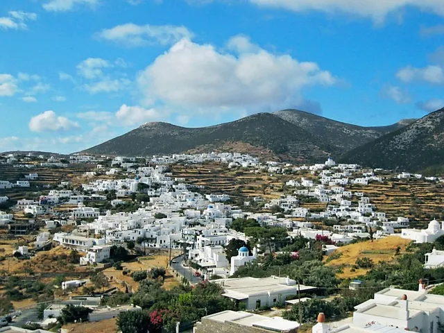 Ο Αρτεμώνας και η Απολλωνία στους λόφους της Σίφνου.