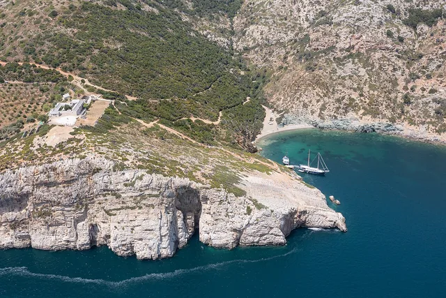 Το μοναστήρι της Κυρά Παναγιάς από ψηλά.