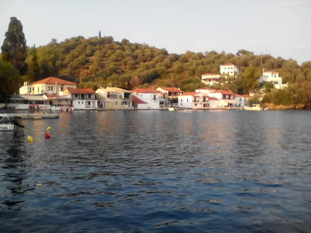 Το λιμάνι στο Παλαιό Τρίκερι.