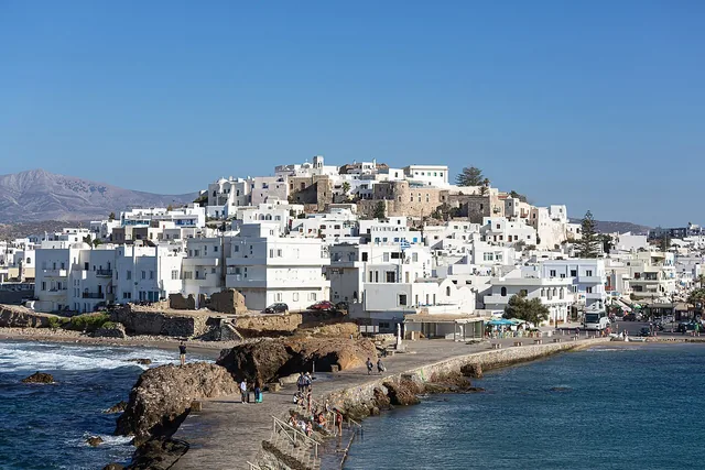 Η Χώρα της Νάξου από την Παλάτια, με τις παραλίες Γρόττα και Βίντσι.