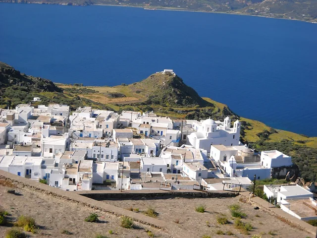 Η Πλάκα στους λόφους της Μήλου.