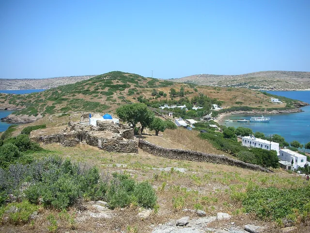 Το Μαράθι, με τον παλιό οικισμό και το εκκλησάκι του Αγίου Νικολάου.