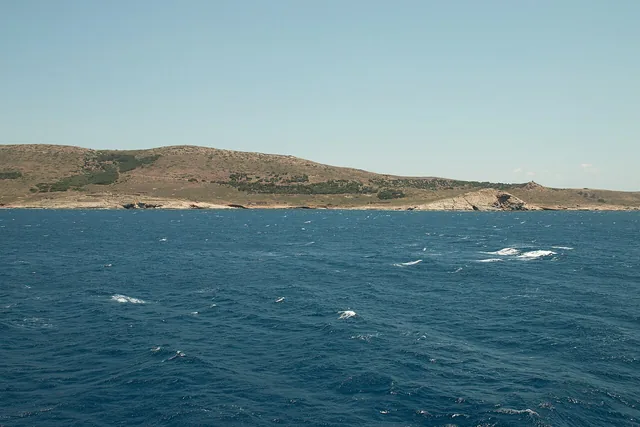 Η Μακρόνησος από τη θάλασσα.