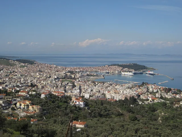 Η Μυτιλήνη στην ανατολική ακτή της Λέσβου.