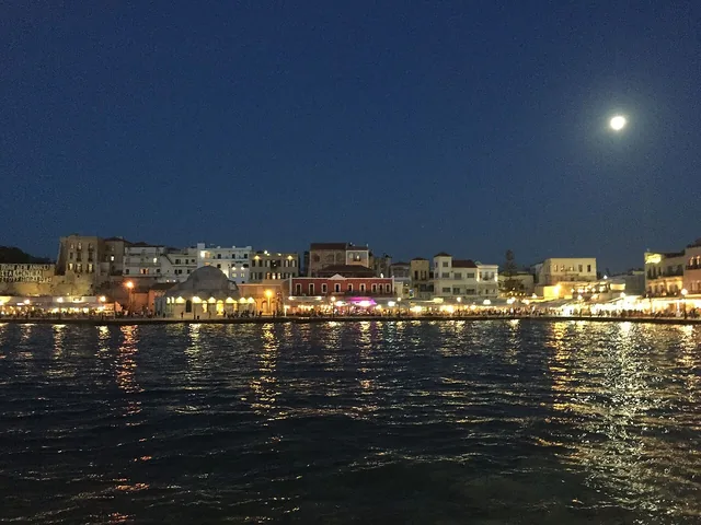 Το παλιό ενετικό λιμάνι των Χανίων στην Κρήτη, τη νύχτα.