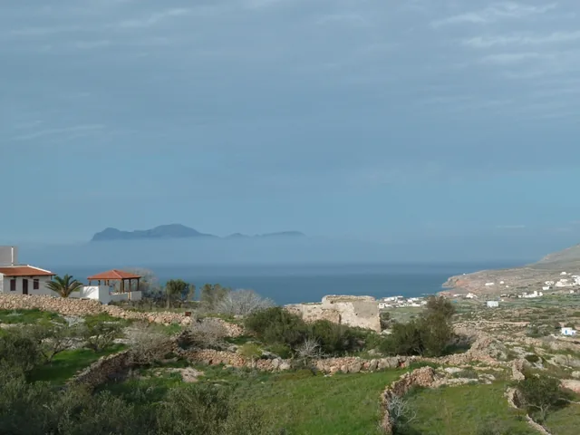 Τοπίο της Κάσου, με την Κάρπαθο στο βάθος.