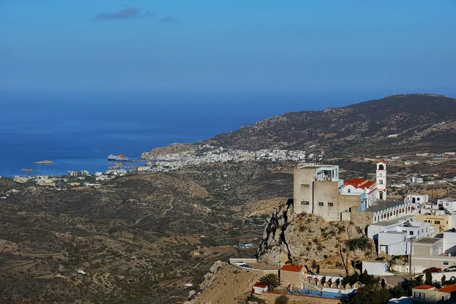 Οι Μενετές στην Κάρπαθο, με τον κόλπο των Πηγαδίων στο βάθος.