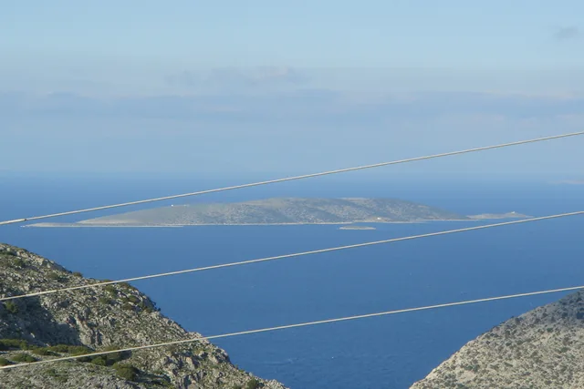 Η Καλόλιμνος από την Κάλυμνο, με το μικρό Πρασονήσι μπροστά.