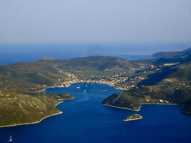 Οι κόλποι του Μώλου και του Βαθέος στην Ιθάκη.