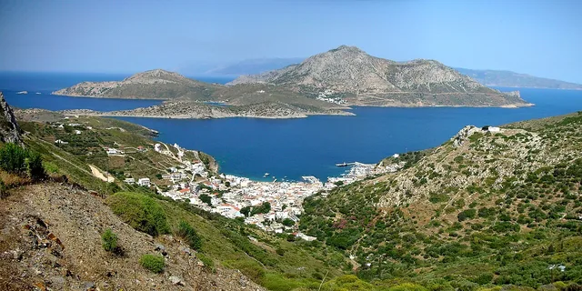 Η Θύμαινα και η Κισηριά, με τους Φούρνους μπροστά και την Ικαρία στο βάθος.