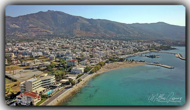 Αεροφωτογραφία της Καρύστου στη νότια Εύβοια.