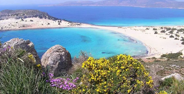 Η παραλία Σίμος στην Ελαφόνησο.