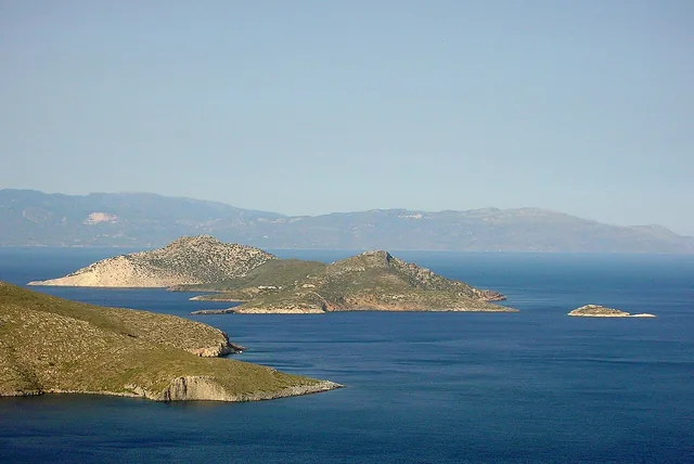 Ο Άγιος Μηνάς στους Φούρνους, με τη Σάμο στο βάθος.