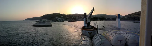 Το λιμάνι του Αγίου Ευστρατίου την αυγή.