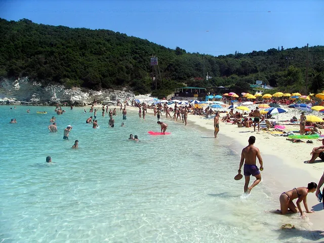 Η παραλία Βρίκα στους Αντίπαξους.