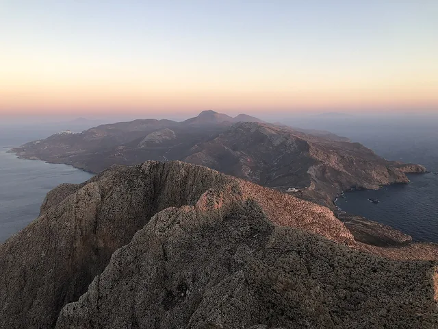 Η Ανάφη από το βουνό Κάλαμος.