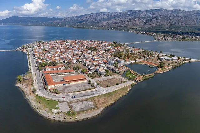 Το Αιτωλικό από ψηλά, με τις γέφυρες προς την ξηρά.