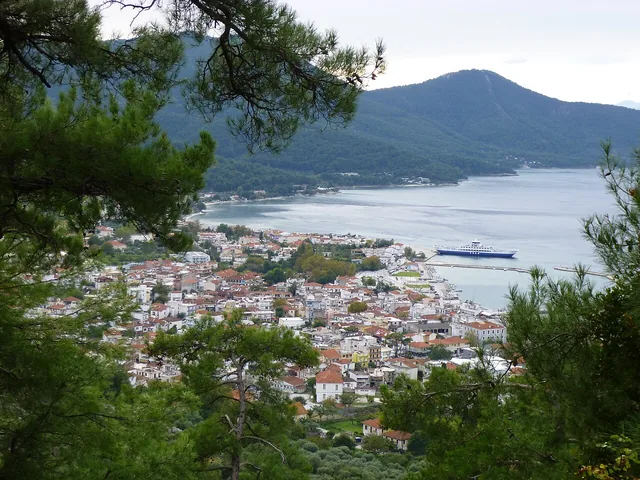 Ο Λιμένας της Θάσου από το αρχαίο τείχος.