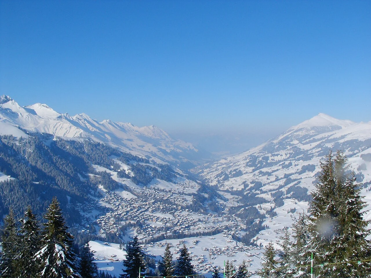 Το χωριό Adelboden σε χιονισμένη κοιλάδα ανάμεσα σε ορεινές πλαγιές.