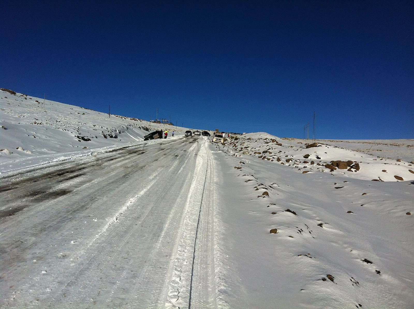 Χιονισμένος ορεινός δρόμος κοντά στο Afriski, στα βουνά Maloti του Λεσότο.