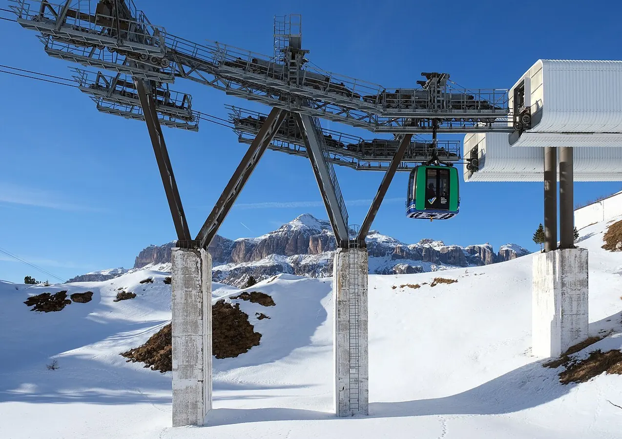 Pescoi/Forcella Europa gondola lift, Arabba/Marmolada ski resort.
