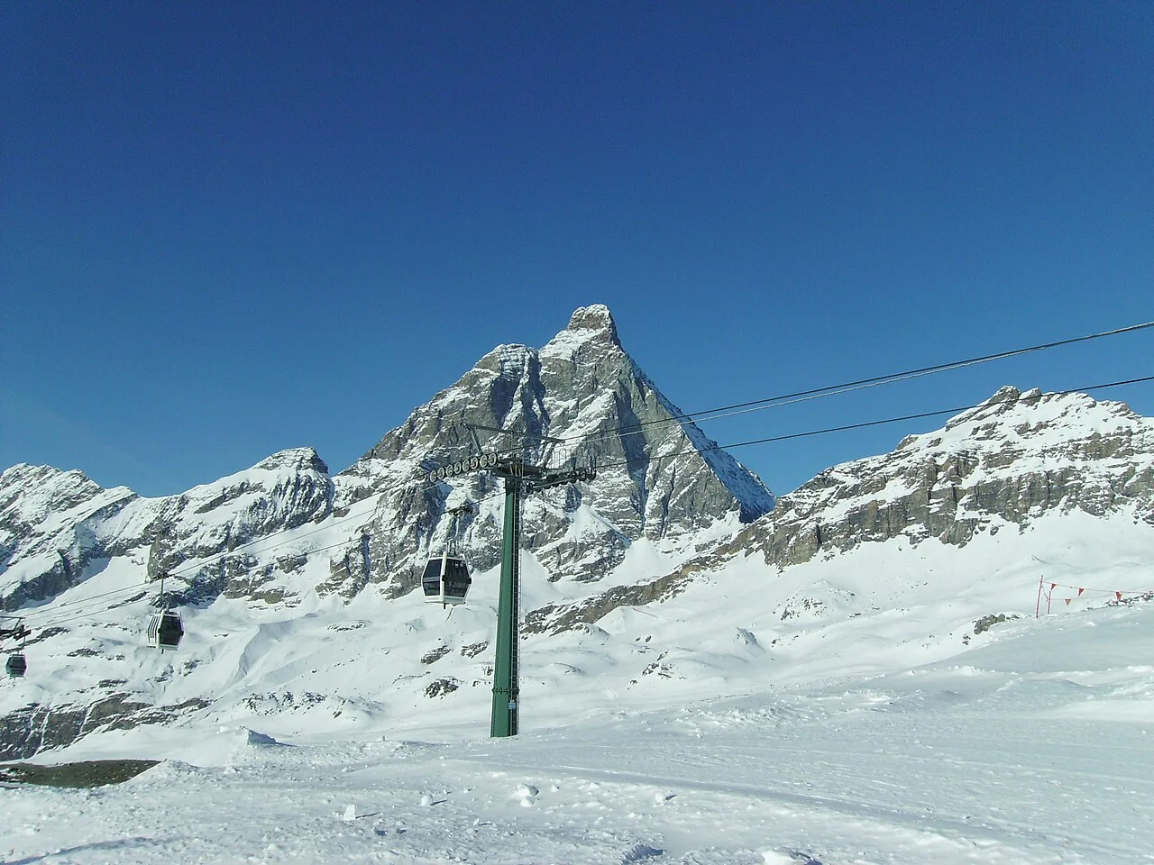 Η γόνδολα Cime Bianche πάνω από το χιόνι, κάτω από το Matterhorn στο Breuil-Cervinia.