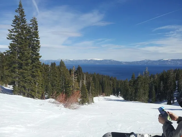 Χειμερινή θέα της λίμνης Tahoe από το Homewood· φωτογραφία της περιοχής