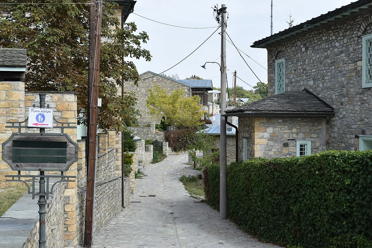 Δρομάκι ανάμεσα σε πέτρινα κτίρια στο Νυμφαίο