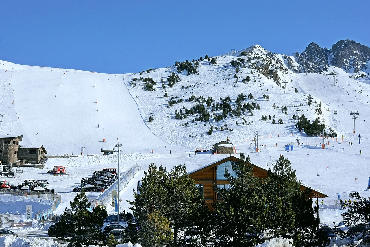 Χιονισμένες πίστες και κτίρια του Grandvalira στην Ανδόρα.
