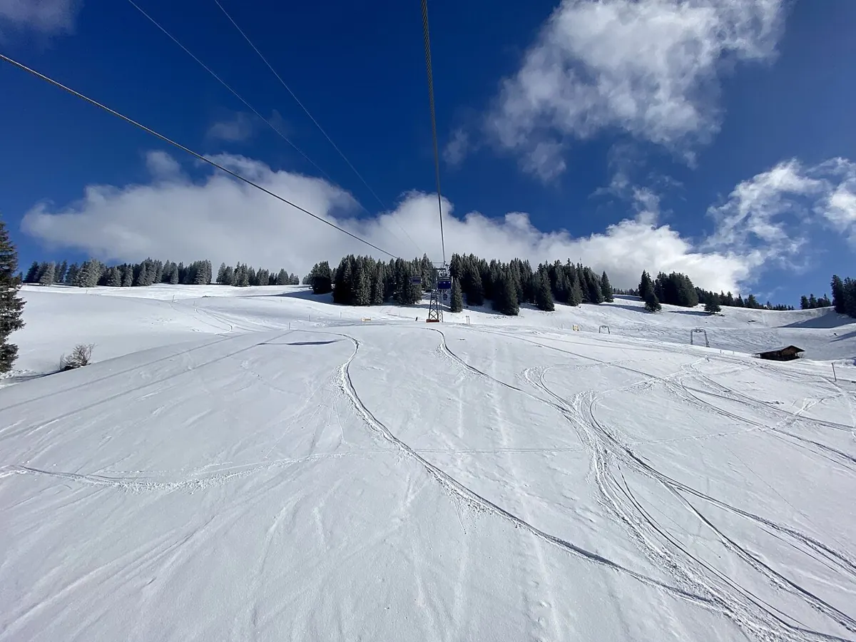 Beautiful day in Schönried. Fresh ski marks on the powder snow. A remarkable sight to see.