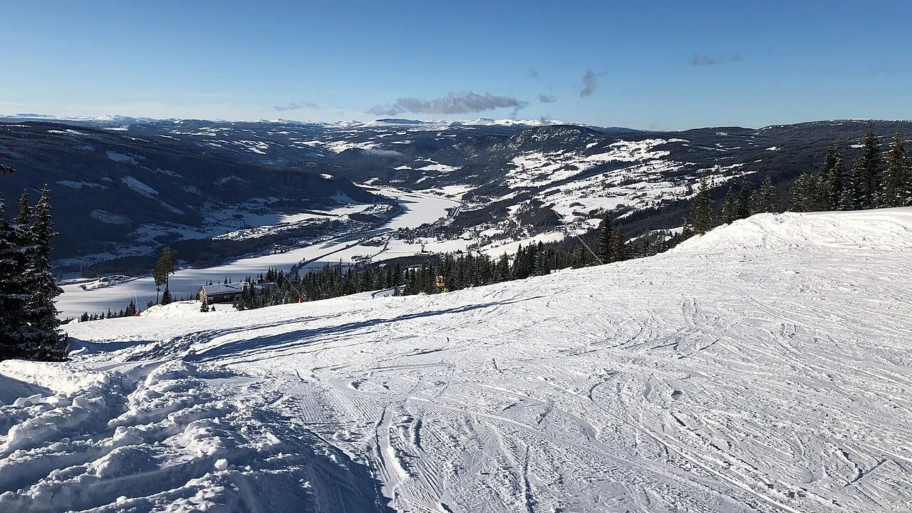Rote Skipiste in Hafjell mit Blick ins Tal