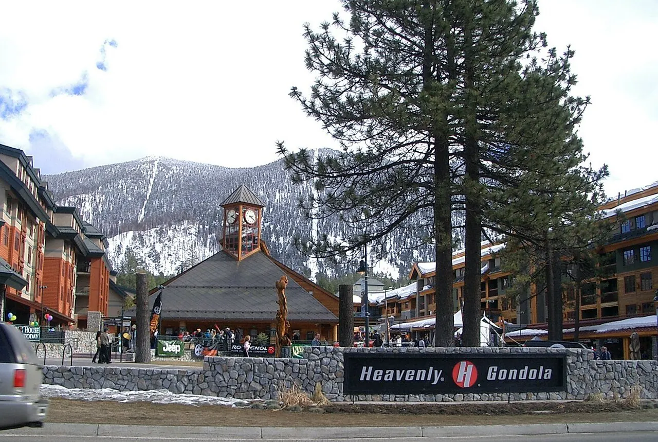 Heavenly Ski Resort gondola lift base, fronting U.S. Highway 50.  Photo by User:ChrisRuvolo Feb 26, 2005.  Original: http://chris.ruvolo.net/pics/tahoe/cimg2998.jpg.  This version is rotated, cropped and scaled.