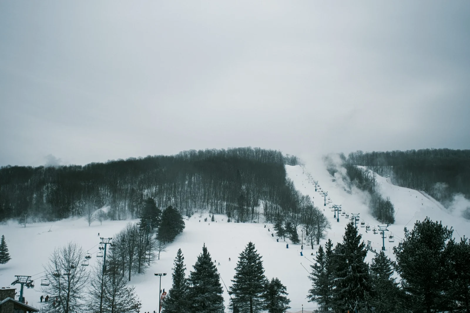 Χιονισμένες πίστες με δάσος στο Holiday Valley της Νέας Υόρκης.