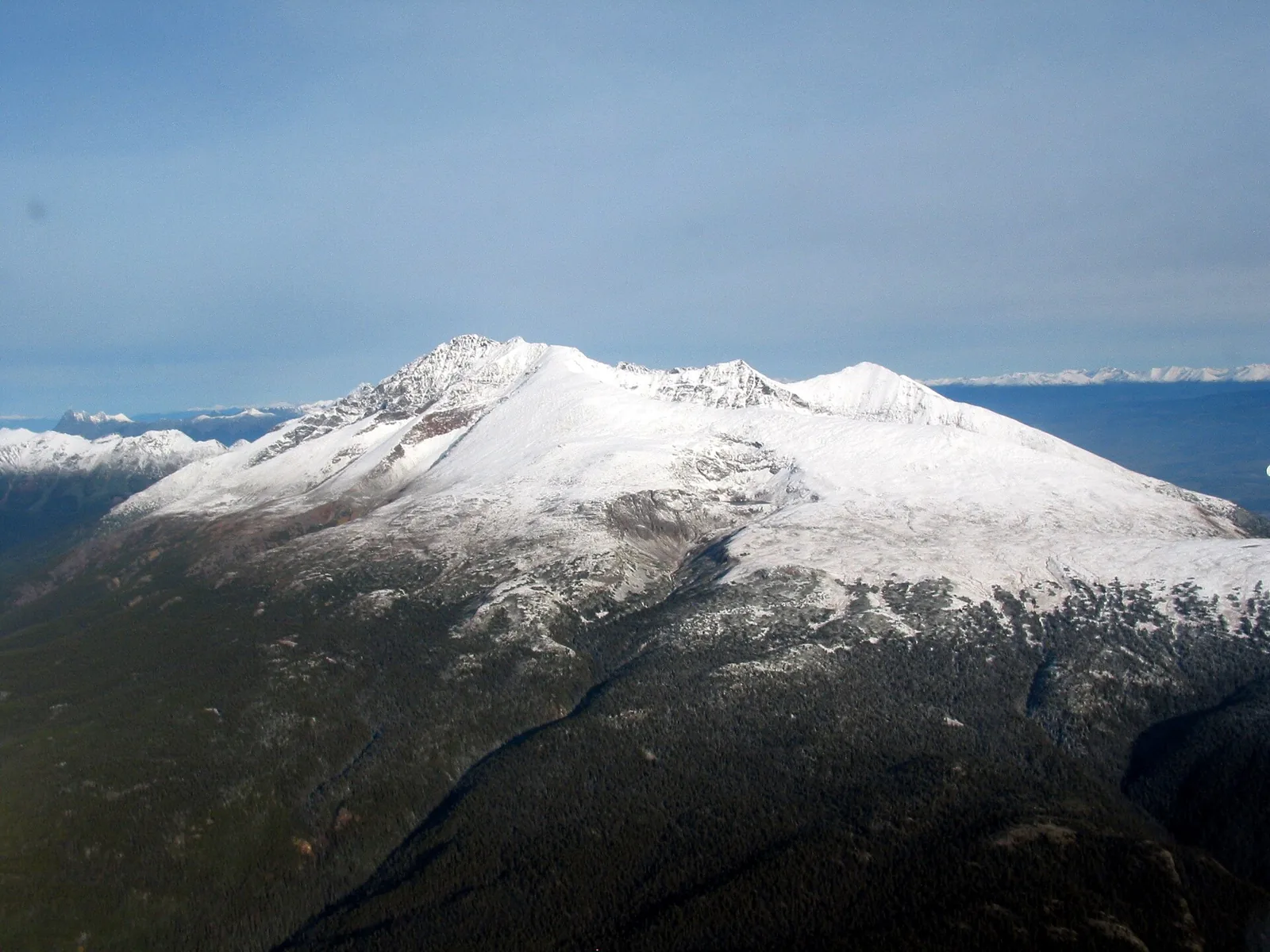 Το χιονισμένο Hudson Bay Mountain πάνω από δασωμένες πλαγιές κοντά στο Smithers, στη Βρετανική Κολομβία.