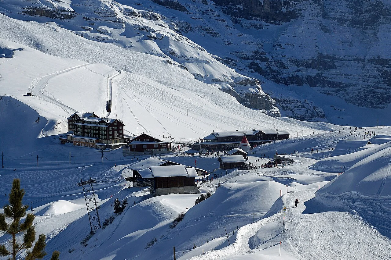 Χιονισμένες πλαγιές και κτίρια στο Kleine Scheidegg, στην περιοχή σκι Jungfrau.