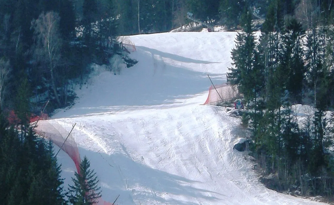 Alpinbakken på Kvitfjell går ned fjellsiden over Mælum gård.