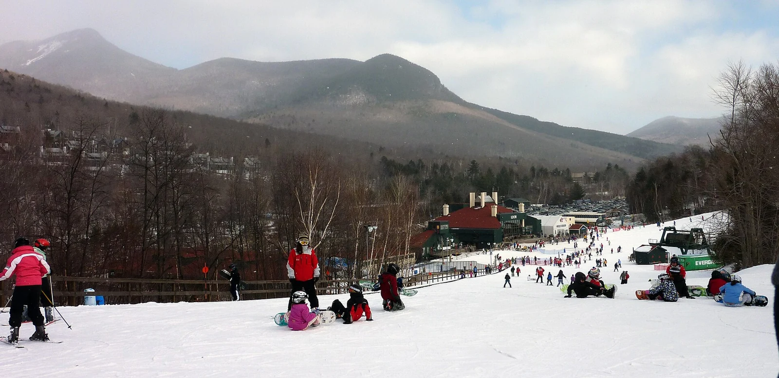 Σκιέρ σε πλατιά πίστα του Loon Mountain Resort στο New Hampshire.
