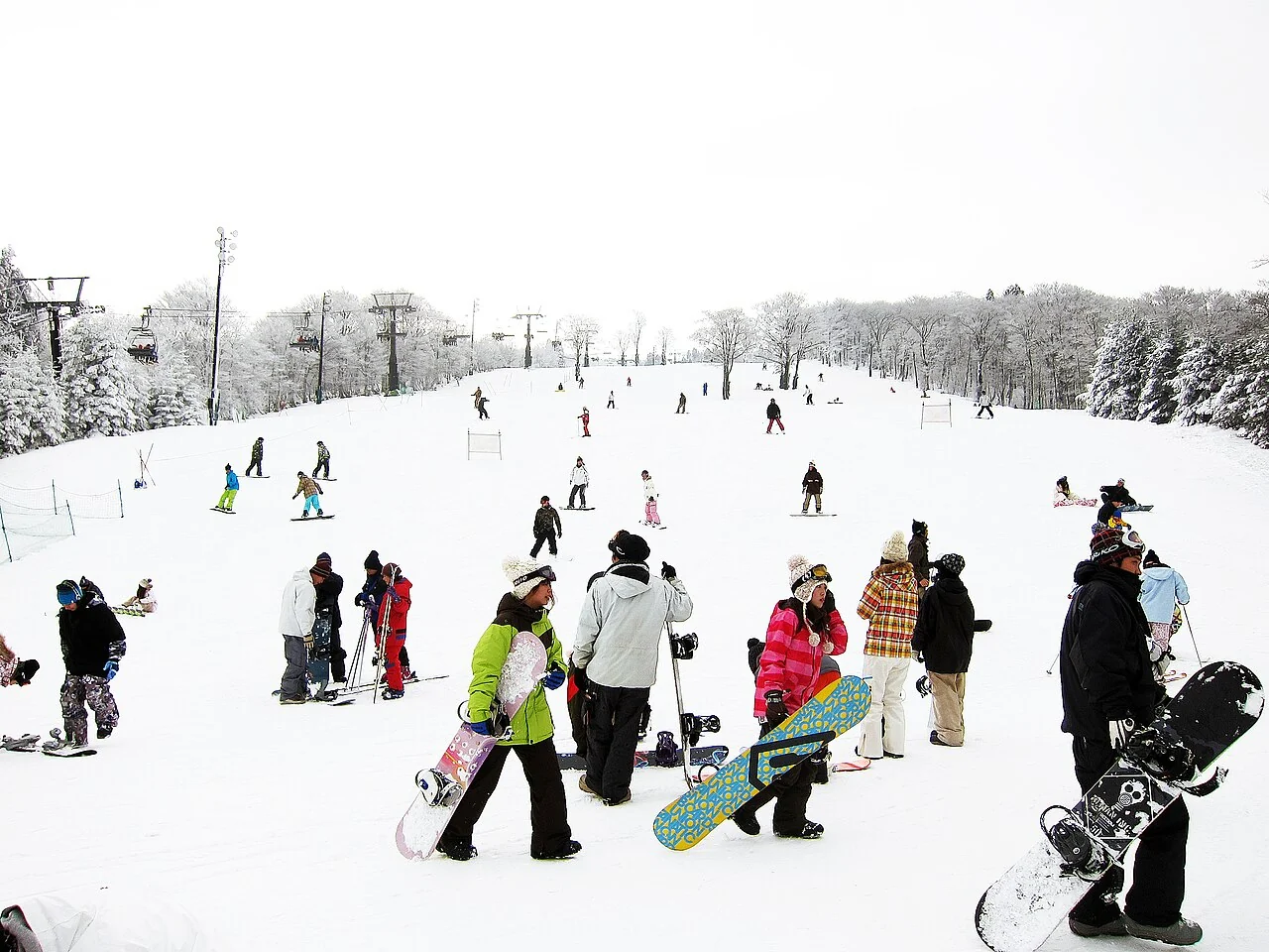 Σκιέρ και snowboarders σε πίστα αρχαρίων του Mizuho Highland