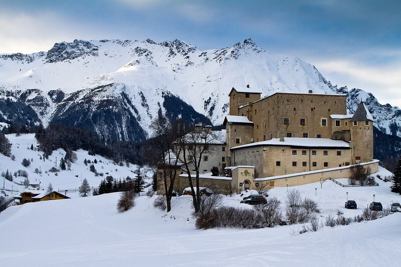 Winteransicht von Schloss Naudersberg, auf einem Hügel über dem Ort Nauders in Tirol, Österreich 