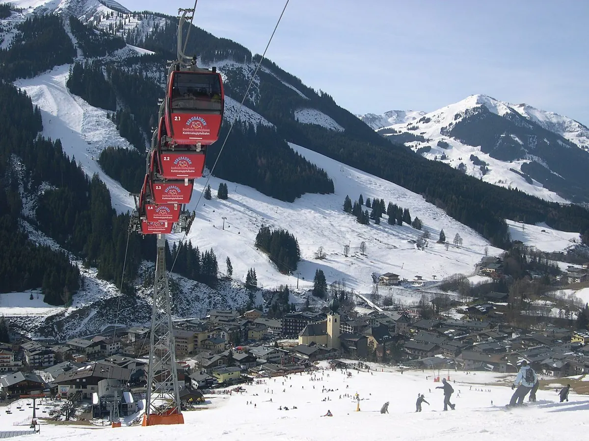 "Kohlmaisbahn" in Saalbach-Hinterglemm (Austria), background: village itself, Schattberg and Zwoelferkogel